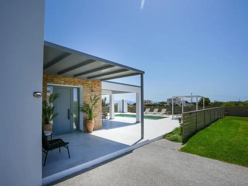 Covered veranda opening onto the garden