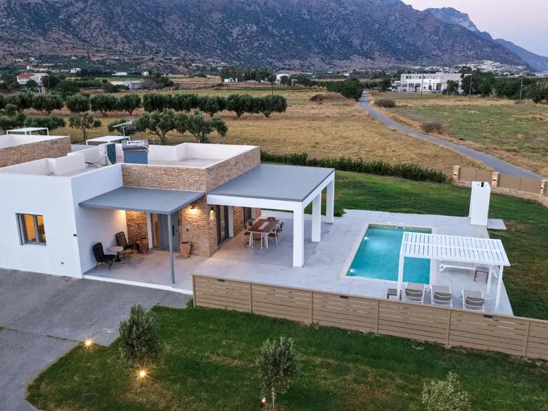 White villa, pergola and pool seen from the garden