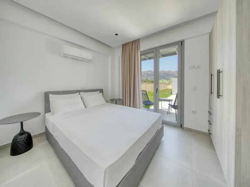 Double bedroom with direct terrace access
