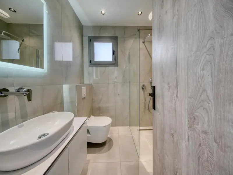 Washbasin and shower in the private bathroom
