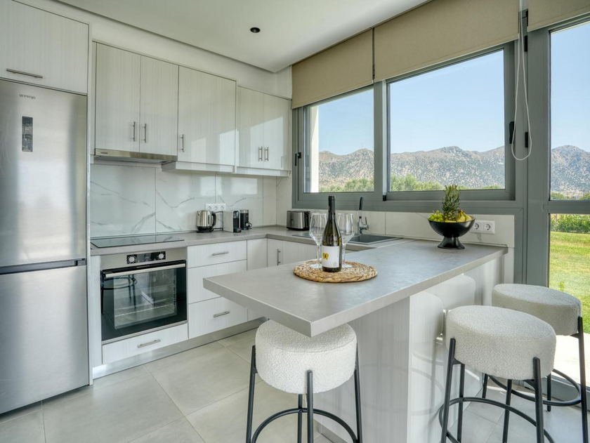 Fully equipped kitchen with oven and breakfast bar