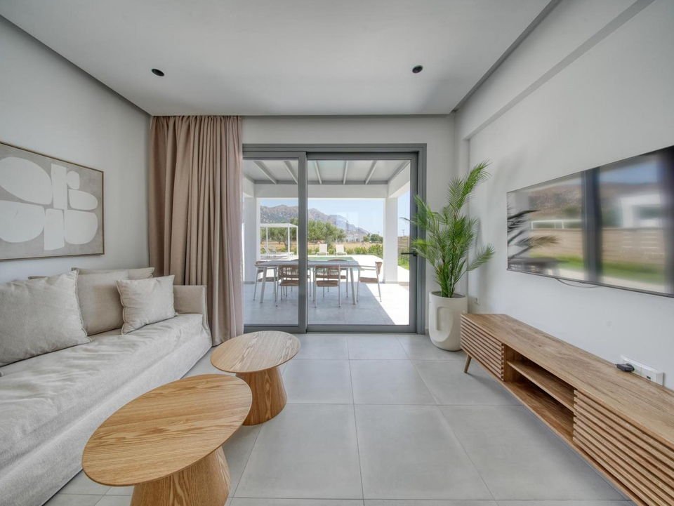 Bright living room with sliding doors to the terrace