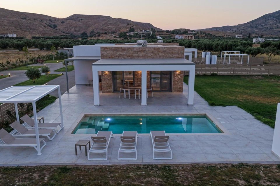 ŌNAR villa and its private pool in the evening light